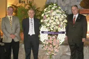  Carlos Carreira Quintas, Álvaro Sarria Pérez y Antonio Fabal Pérez colocaron la ofrenda floral en nombre de la Agrupación Galaica, Plancha 1.