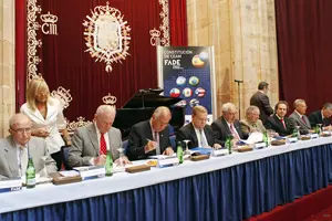 Empresarios asturianos y autoridades en el momento de la firma de la constitución de la nueva entidad.