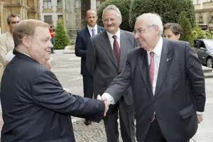  Álvarez Areces saluda a García Vigón a su llegada al acto.