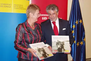  Consuelo Rumí y García Candelas muestran el catálogo.