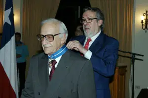  Germán Vidal es condecorado por el embajador.