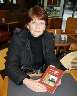  Mar&iacute;a Gonz&aacute;lez muestra un ejemplar de su libro titulado &lsquo;Volver a Galicia&rsquo;.