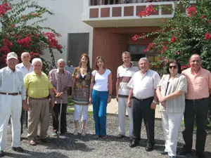 De dcha. a izqda.: Jacinto Pérez Acosta, Guillermina Hernández Martín, Matías Morales Morales, Miguel Ángel Machín, Elsa Casas Cabello y Mª Carmen Alonso, acompañados de mayores canarios, durante su visita al Hotel Escuela del Hogar Canario.