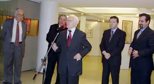  Manuel Cordeiro se dirige a los presentes, durante la inauguraci&oacute;n de la muestra.