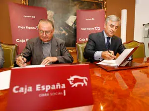 El director de Caja España y el presidente de Fundación Hombres Nuevos, en la firma del acuerdo.