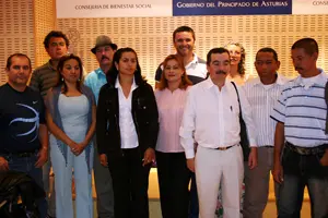  Rafael Palacios posa con los refugiados colombianos acogidos por la Agencia de Cooperación al Desarrollo.