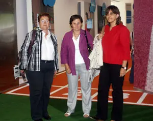  La consejera María José Ramos, flanqueada por Teresa Ordiz y Ana Rivas, a su llegada a la Feria.