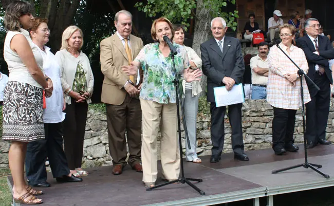 Las autoridades y el galardonado prestan atención a la intervención de la alcaldesa de Gijón.
