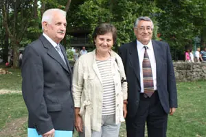La consejera Ramos, junto con el galadornado, Carlos Rodríguez, y el presidente del Consejo, Fernández de la Cera.