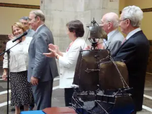  Las autoridades aplauden a Venancio Blanco. 