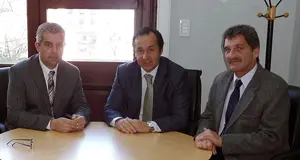  Alejandro L&oacute;pez Dobarro -a la izda.-, durante la reuni&oacute;n.