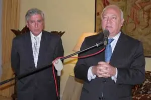 El ministro de Asuntos Exteriores y Cooperación, M. A. Moratinos, con el embajador Dámaso de Lario Ramírez .