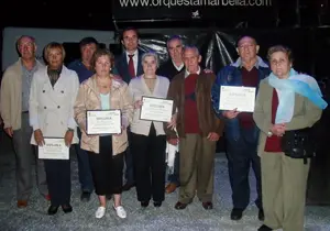  Los emigrantes de Suiza posan con sus diplomas.