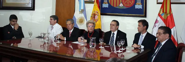  Dirigentes del hospital y representantes políticos, durante el acto celebrado el pasado viernes en Buenos Aires.