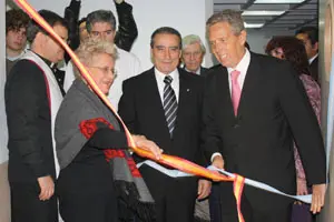  La doctora Espisua, del doctor Roberto Pol, Pedro Bello y Rafael Estrella inaugurando las nuevas áreas.