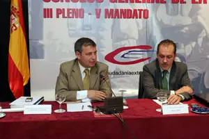 Jordi Xuclà, de CiU, junto a Agustín Torres, durante su intervención en el último pleno del CGCEE.