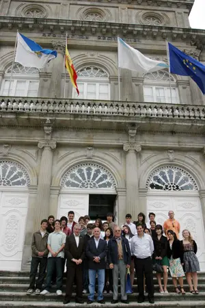  Los participantes posan ante el edificio de la Diputaci&oacute;n de Pontevedra.