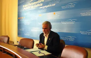  Santalices en la rueda de prensa que acaba de ofrecer en el Parlamento.