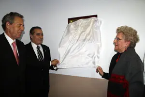 La doctora Espisua, Pedro Bello y Rafael Estrella, destapando la placa.