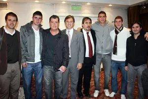 Directivos, jugadores y empresarios auspiciantes del equipo.