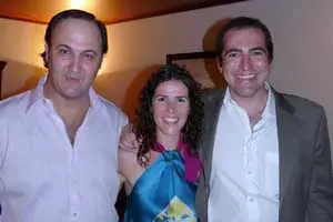 Los anfitriones: Luis Zaballa Gómez, consejero de Cultura de la Embajada de España, su ayudante, Laura Rodríguez; y el cónsul adjunto, Jorge Peralta Momparler.