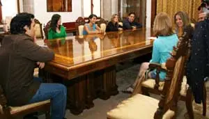 Lara Méndez López, conversa con Astrid Sánchez Bermúdez, durante la recepción por parte de la Diputación lucense a jóvenes españoles residentes en Venezuela.