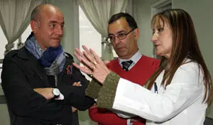 El secretario xeral recibe información, durante su visita a Argentina el pasado mes de julio.