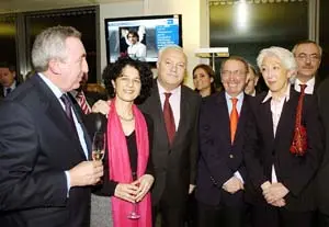 El ministro Moratinos (3º por la izda.), junto a algunos de los asistentes al acto de inauguración del nuevo consulado de Ginebra que se celebró el pasado año.