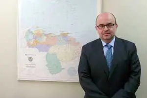  El nuevo cónsul adjunto cree que las instalaciones son buenas, pero no descarta una ampliación a medio plazo.