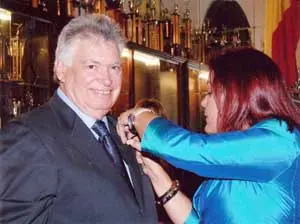José Suárez Meneses, presidente del HCV períodos 2005-2007, 2007-2009, recibe el Botón de Oro de la entidad, por parte de la actual presidenta, Arcilia Díaz González.