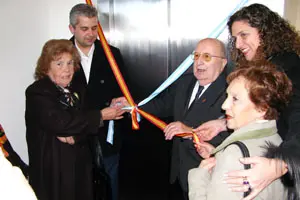 Corte de las cintas de la inauguración del ascensor.