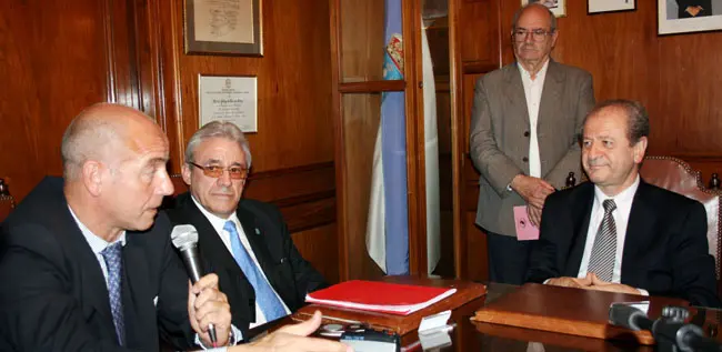  Santiago Camba expresa su satisfacción por la rúbrica del acuerdo, en la sala de juntas del Centro Gallego de Buenos Aires.