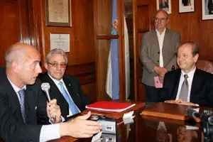  Santiago Camba expresa su satisfacción por la rúbrica del acuerdo, en la sala de juntas del Centro Gallego de Buenos Aires.