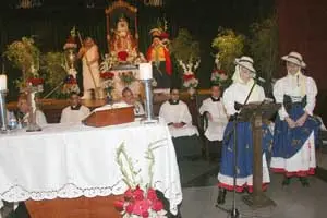 Dos jóvenes intervienen durante las lecturas, en la Santa Misa que se celebró en honor a la Virgen de Candelaria, en el HCV.