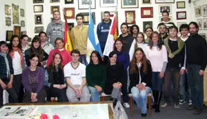 Los viajeros acompañados por integrantes de la comisión de jóvenes del Centro Castilla y León en Mar del Plata.