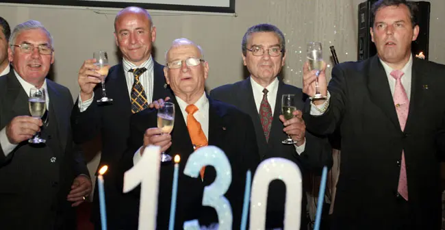  Santiago Camba –2º izda.– con los máximos representantes del Centro Gallego de Montevideo, durante la celebración del aniversario.