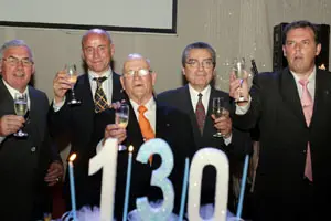   Santiago Camba –2º izda.– con los máximos representantes del Centro Gallego de Montevideo, durante la celebración del aniversario.