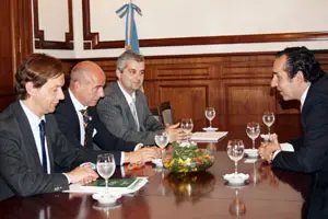  Jes&uacute;s Gamallo, Santiago Camba y Alejandro L&oacute;pez, durante la reuni&oacute;n con Fulvio Pompeo.