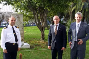  El comandate, Camba y L&oacute;pez, durante la visita a las Escuela Nacional de N&aacute;utica.