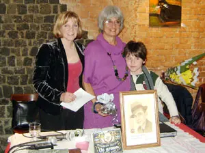  Clotilde Iglesias junto a su nieto Agust&iacute;n y Graciela Pereira, presidenta de &lsquo;Os Gromos&rsquo;.