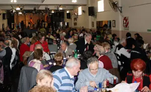  Un gran n&uacute;mero de personas disfrutaron de la comida. 