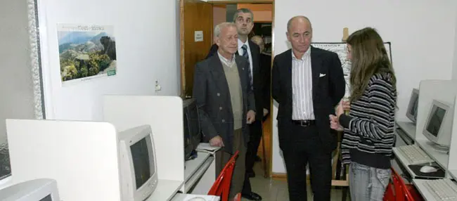  Alenjandra Marcote muestra a Camba la escuela de computación del Centro Gallego de Jubilados y Pensionistas de Avellaneda.