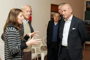 Camba y Marcote reciben las explicaciones en el Centro de Computación.