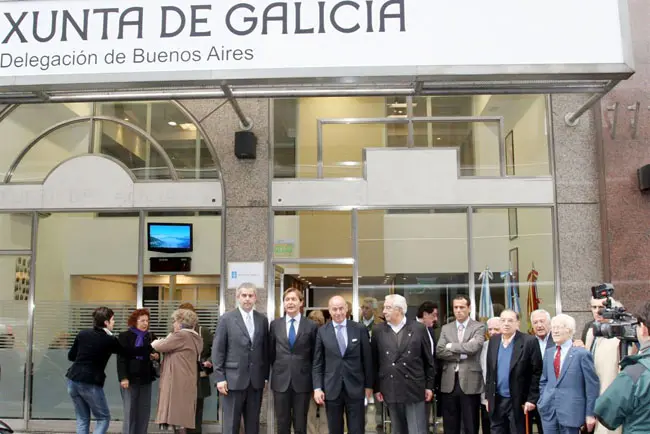 La comitiva posa en la puerta de las nuevas instalaciones de la Delegación de la Xunta. 