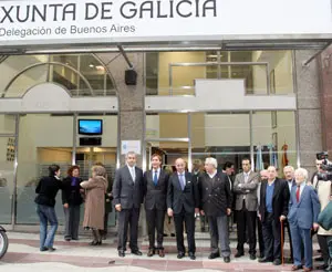  La comitiva posa en la puerta de las nuevas instalaciones de la Delegación de la Xunta. 