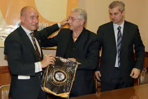   Camba recibe el banderín de la Unión de manos de Agiao. 