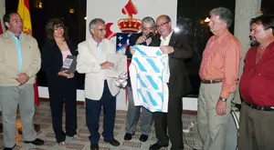  Manuel Luis Rodríguez, durante la entrega de presentes al Centro Gallego de Puerto La Cruz, durante su recorrido por el oriente del país, en junio de 2008.