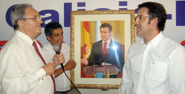 Feijóo recibe de regalo un retrato realizado por un artista colombiano.