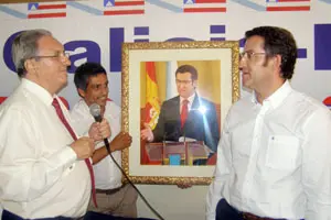  Feijóo recibe de regalo un retrato realizado por un artista colombiano.