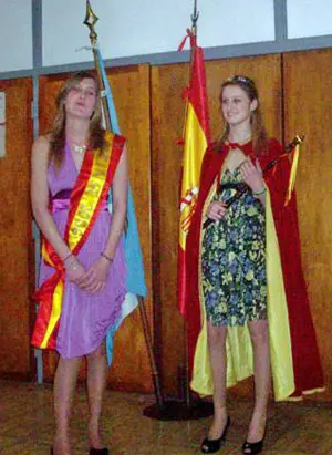 Las reinas entrante y saliente. 